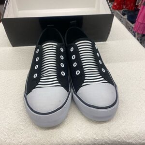 Relativity Ladies 8M Black and White Sneakers